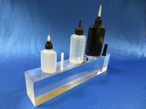 Adhesive bottles for solvent, polymerisation and UV adhesives